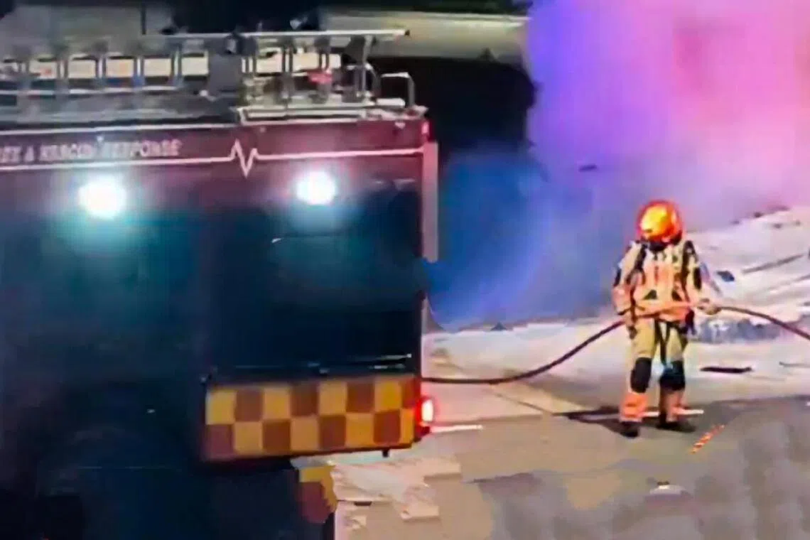 民防部队用一支水管将火扑灭，出事原因仍在调查中。（取自ROADS.sg脸书／视频截图）