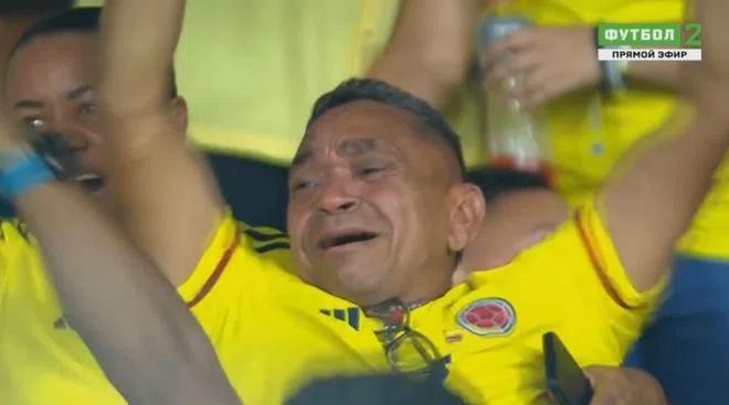 经历了绑架噩梦的迪亚斯父亲在现场看到儿子梅开二度，助球队逆转战胜巴西后，激动痛哭。（互联网）