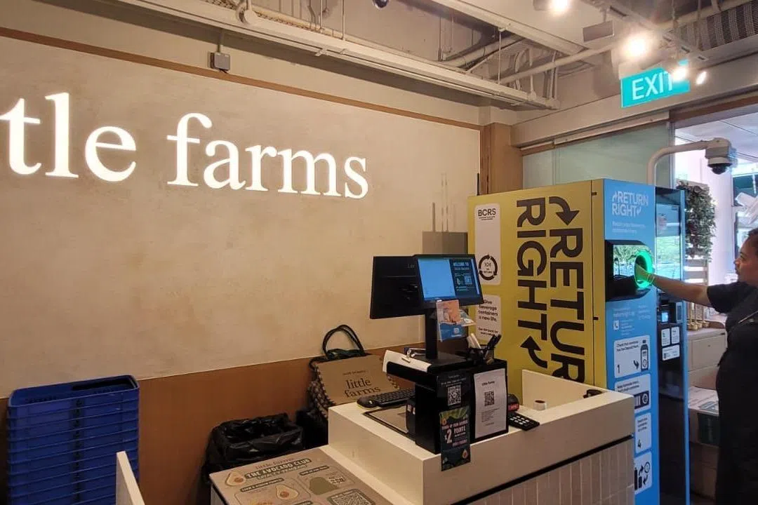 小农场（Little Farms）位于圣淘沙的店面设有回收机。公司人力与文化总监库马拉维（Kumara Viknesh）说，工作人员需要接受培训，了解如何运作回收机。（圣淘沙发展局提供）