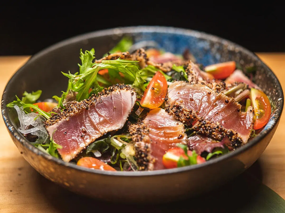 火烤鲔鱼沙拉好吃不油腻。