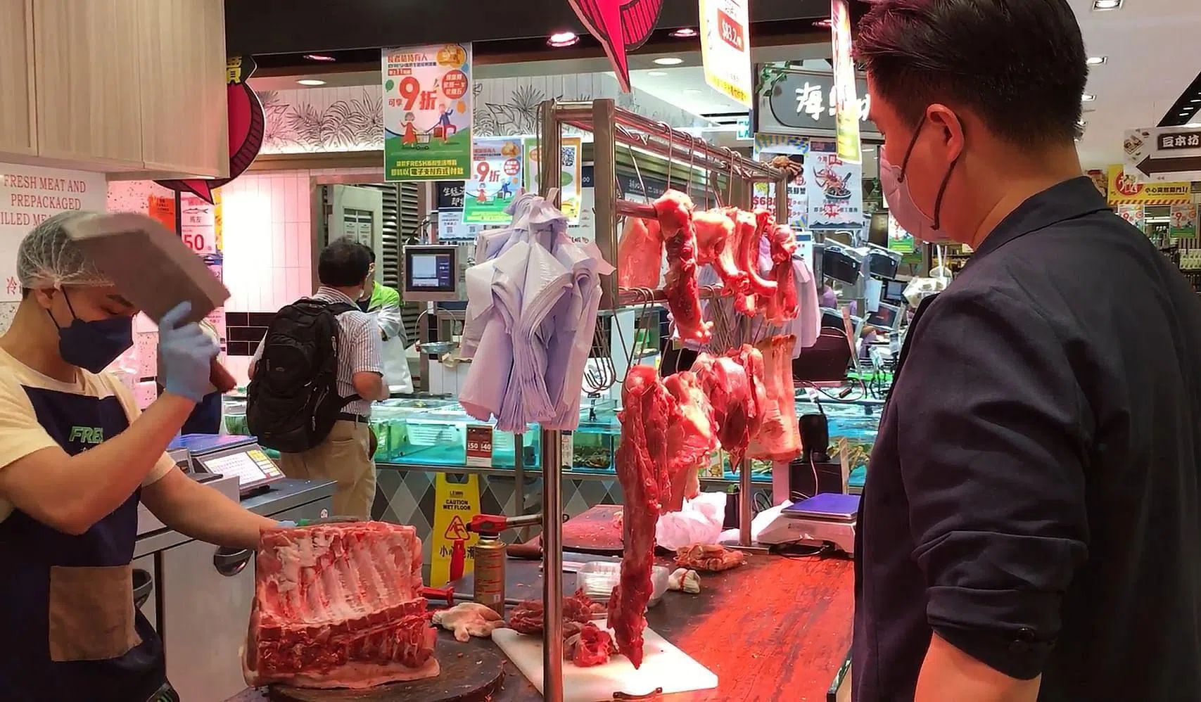 叶德平（右）说，与疫情前相比，香港猪肉价格最近贵了10％到15％。（戴庆成摄）