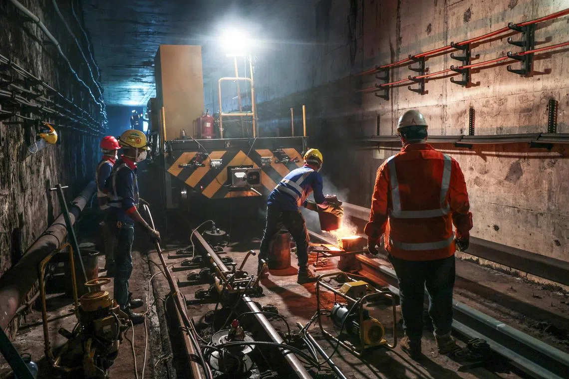 每晚地铁结束运作后，地铁业者只有三四小时进行维护工作。交通部代部长萧振祥受访时说，相比延长运营时间，他们面对更大的压力增加维护时间。（档案照片）