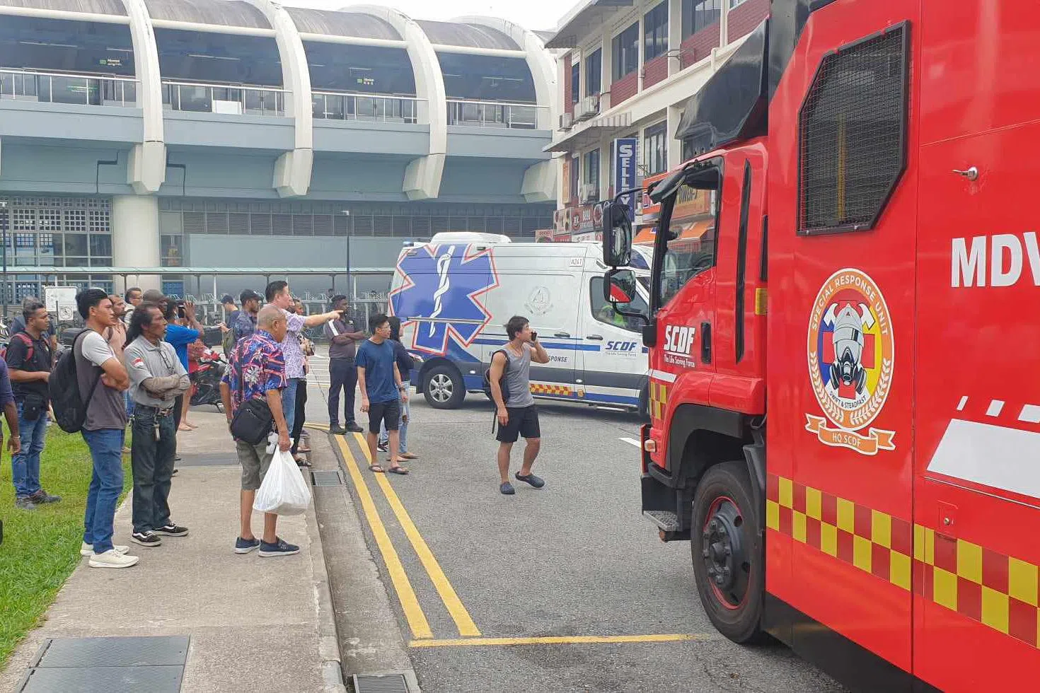 火势从相隔一段距离的阿裕尼地铁站也可看见，有不少人驻足围观。（取自脸书）