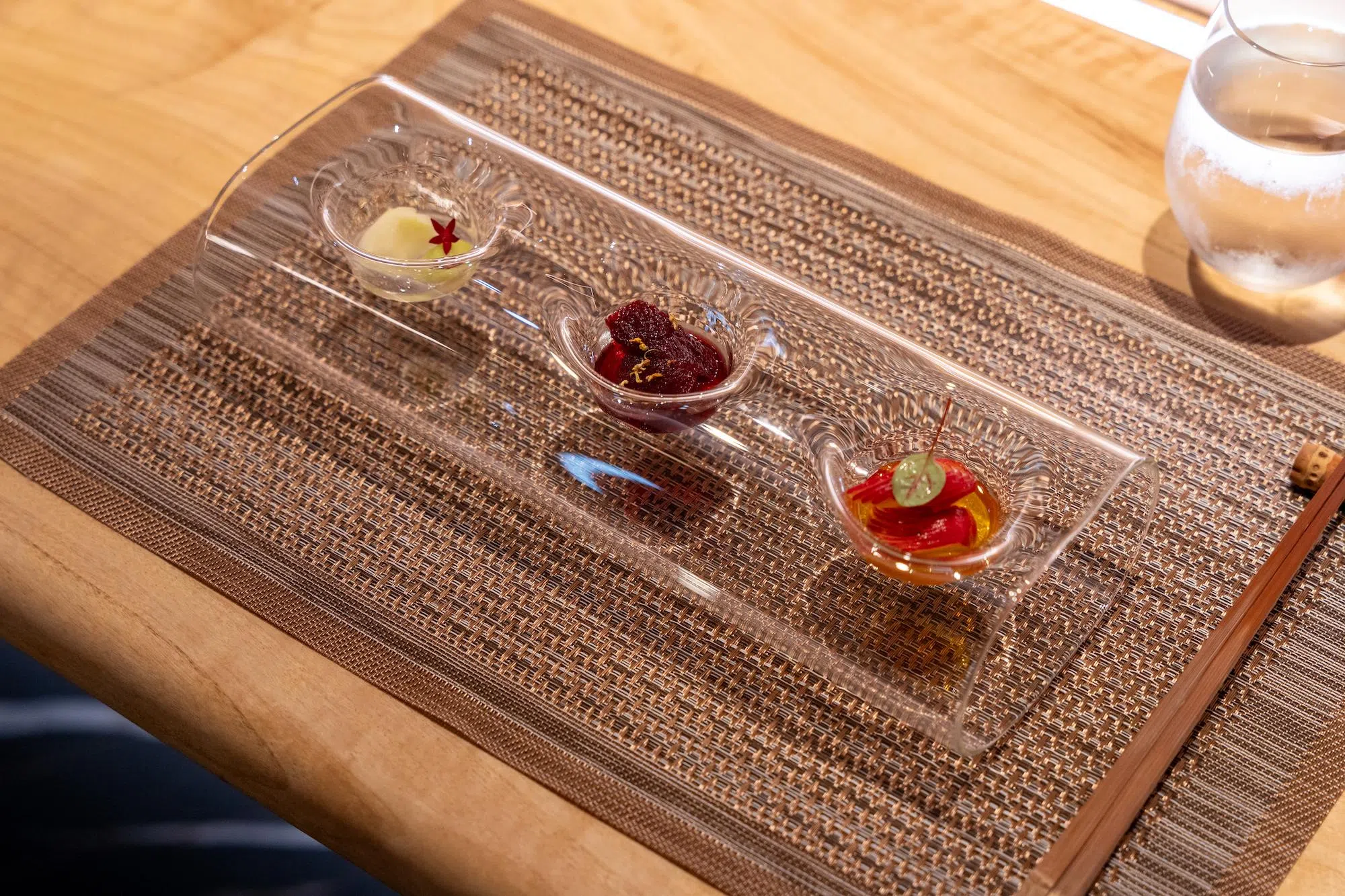 坤的开胃前菜：川菜泡菜三重奏集合了酸辣芥兰、洛神花雪梨，以及腌制樱桃萝卜，酸爽开胃。（餐馆提供）