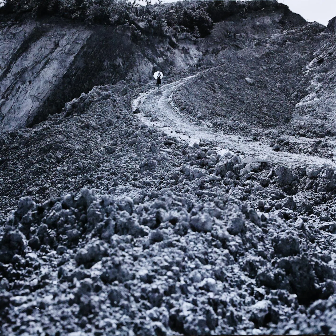 裕廊与大士之间大兴土木，满山碎石，雷福胜和模特儿偷偷溜进去，让模特儿远远地向镜头走来。（雷福胜摄）