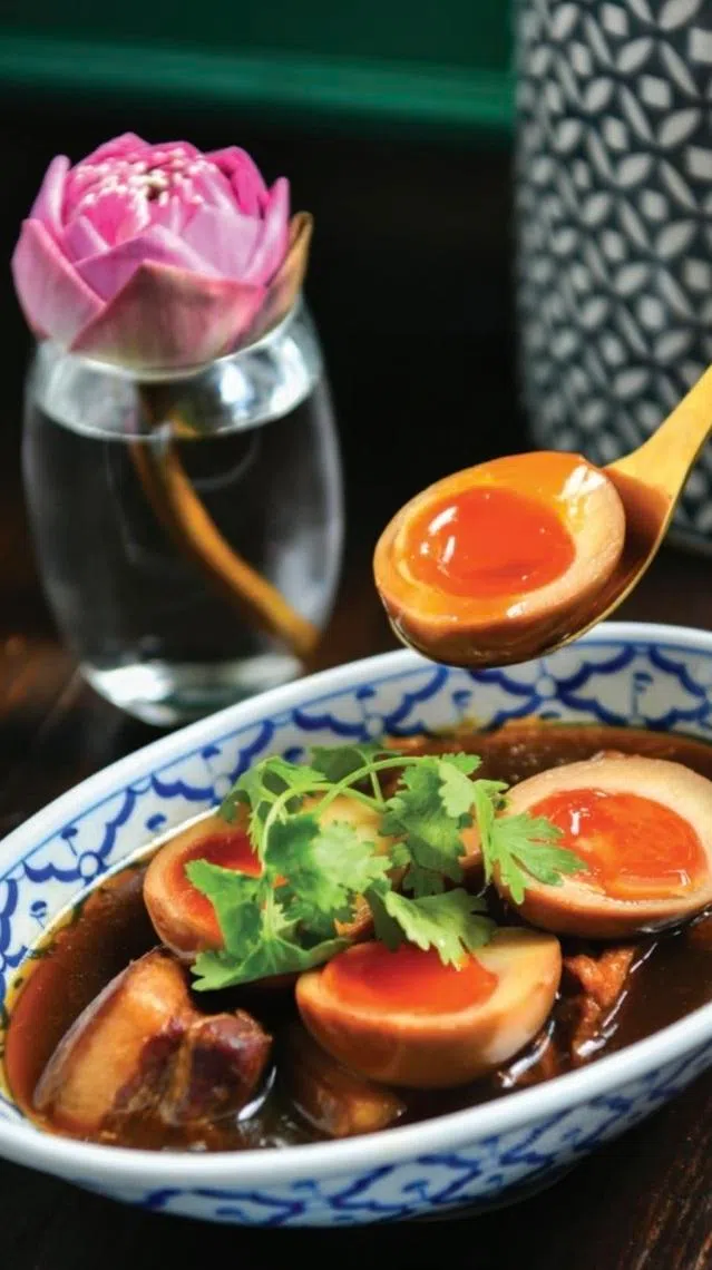 五香卤汁五花肉配搭溏心蛋，让整体口感更为丰富饱满。（餐馆提供）