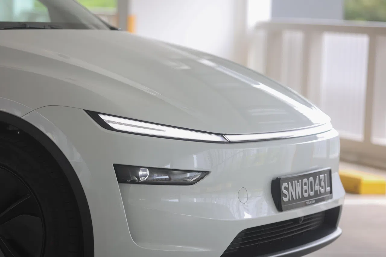 Model Y RWD 110前脸采用前后贯穿式车灯，视觉更具动感和科技感。（陈心媛摄）