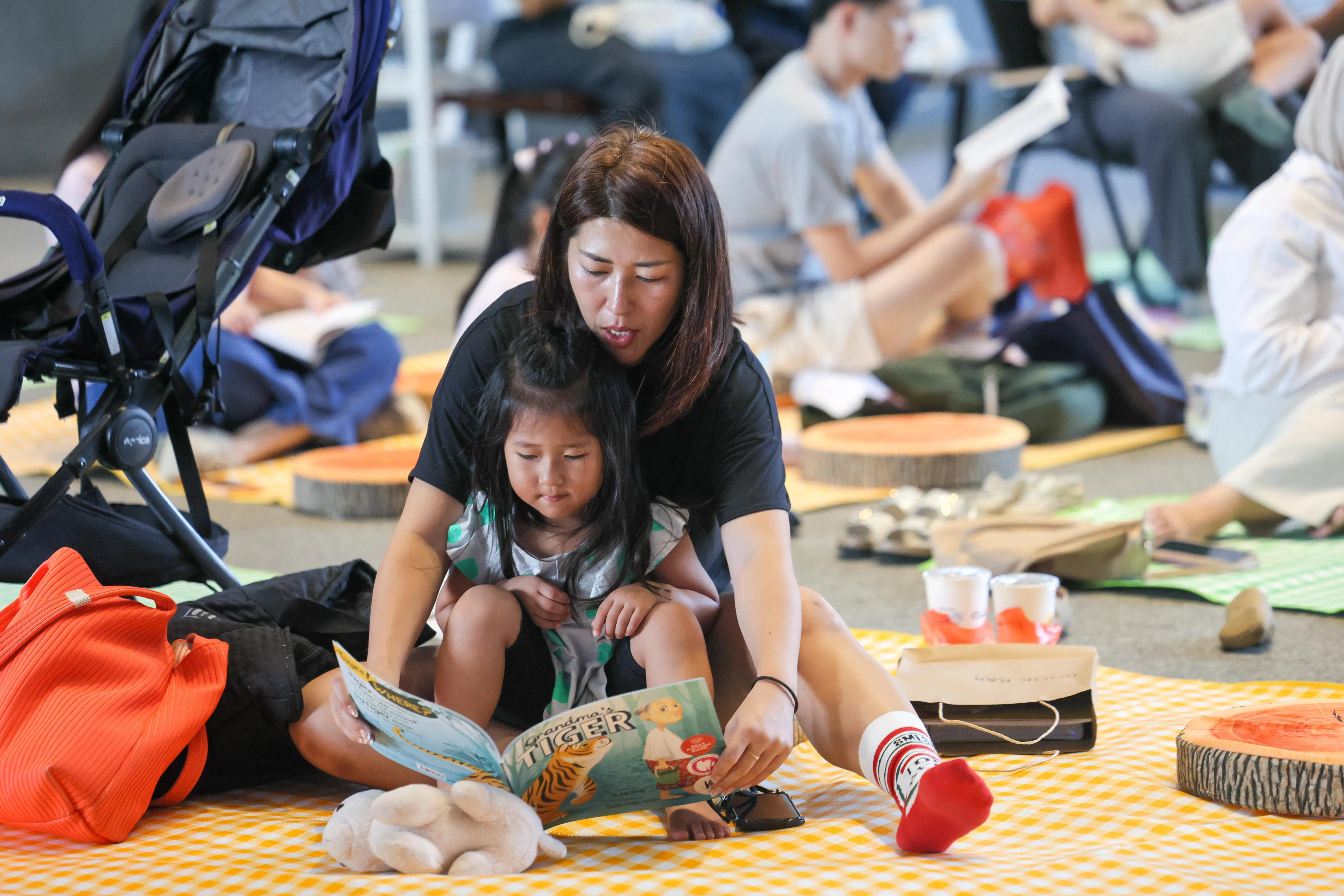 9月6日在国家图书馆大厦举行的ReadSG全国阅读运动暨首届全国阅读月启动仪式上，一名妈妈为女儿读故事书。（档案照）