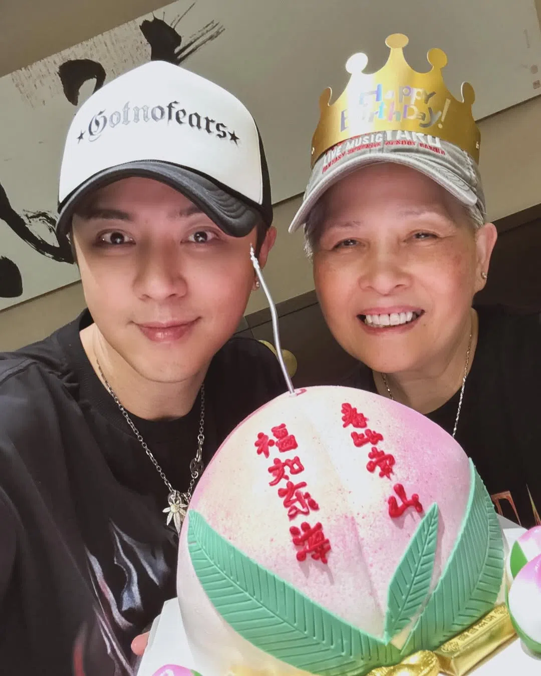 罗志祥和妈妈母子情深。（取自罗志祥IG）