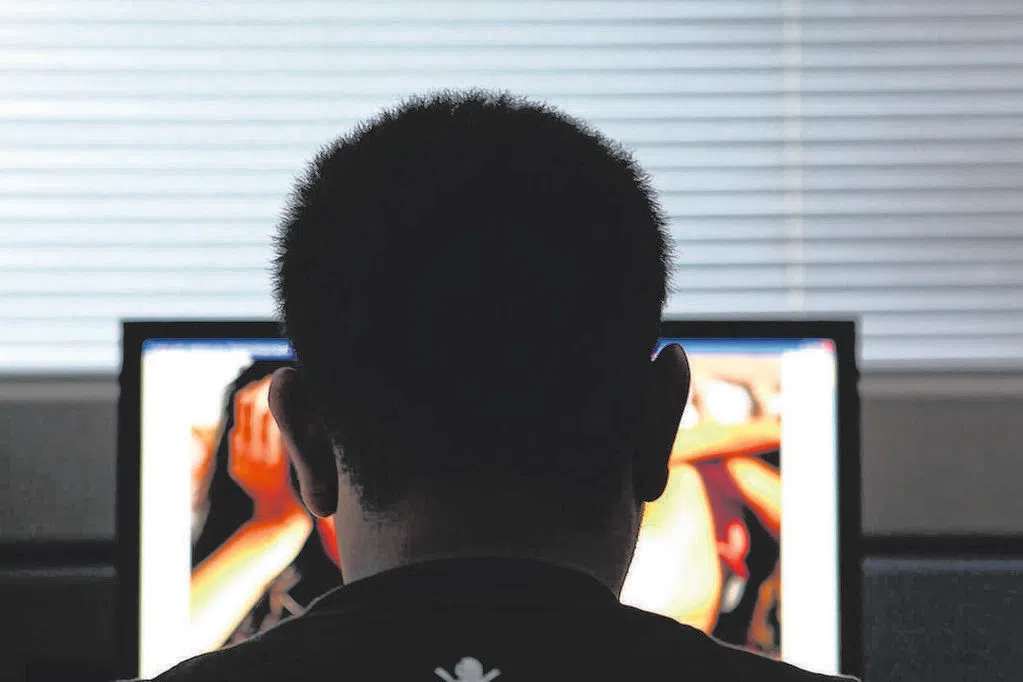 从下星期一（8月17日）起，任何人若创建或管理网络群组以传播淫秽内容，或未经许可生成私密影像，都可能在新增设的罪名下判处监禁。