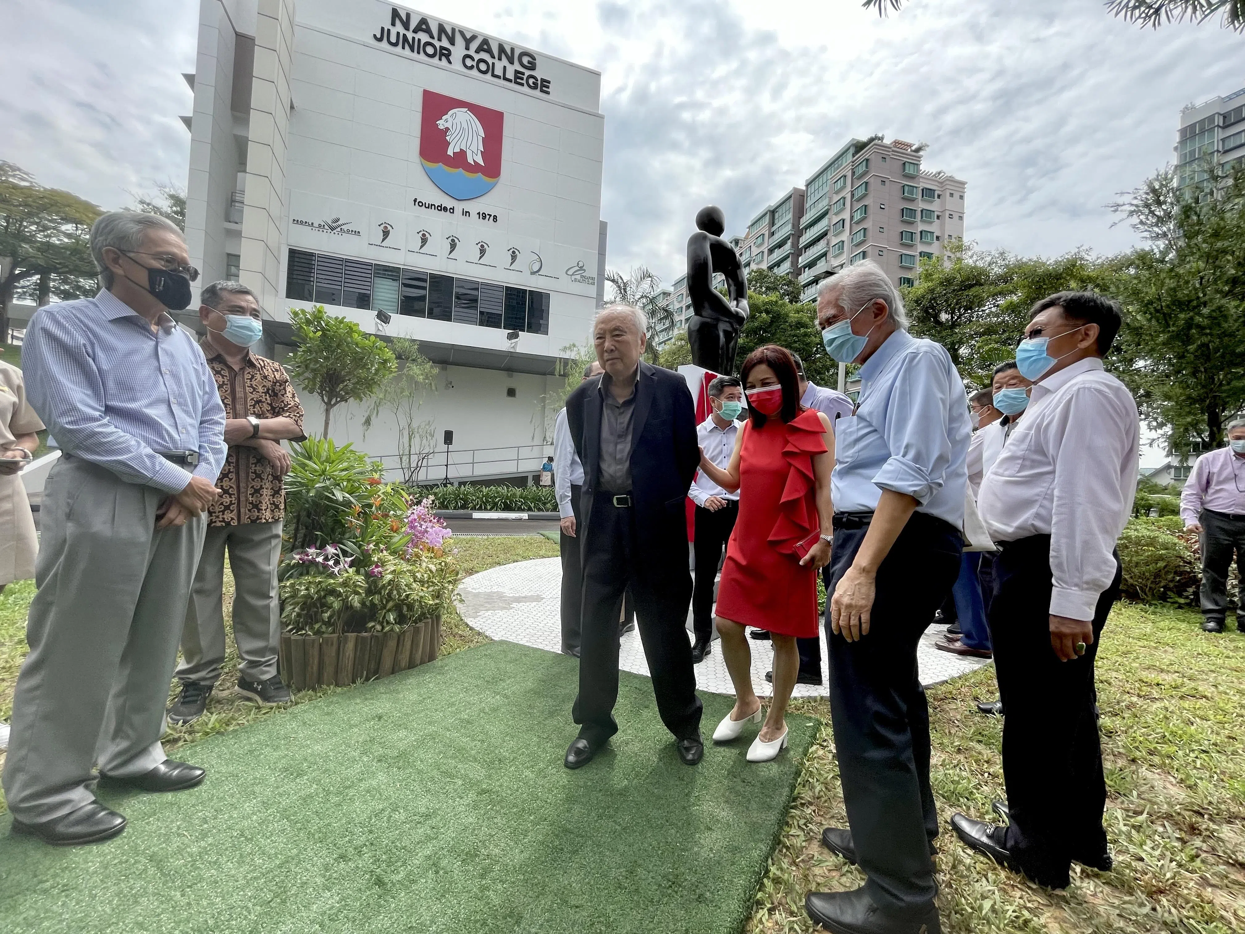 2021年11月，南洋初级学院董事会主席黄祖耀在南初校园为“中正人”塑像主持推介仪式。左起是董事会成员胡财辉、中正校友会会长张连杰、中正总校行政经理洪丽莲、董事会成员刘太格、蔡成宗和高泉庆。站在黄祖耀背后的是南初院长刘俊铭。（南初提供）