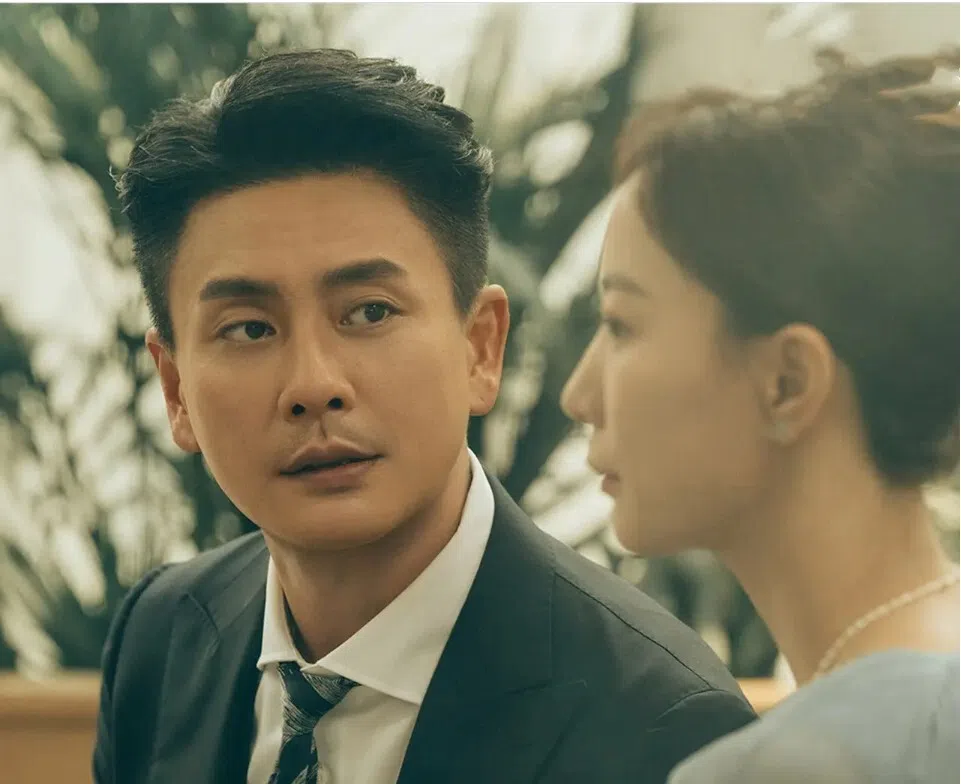 黄宗泽（左）在《暗恋者的救赎》把角色对外展示的诚恳真挚，演到让人愿意相信他是好人。（互联网）