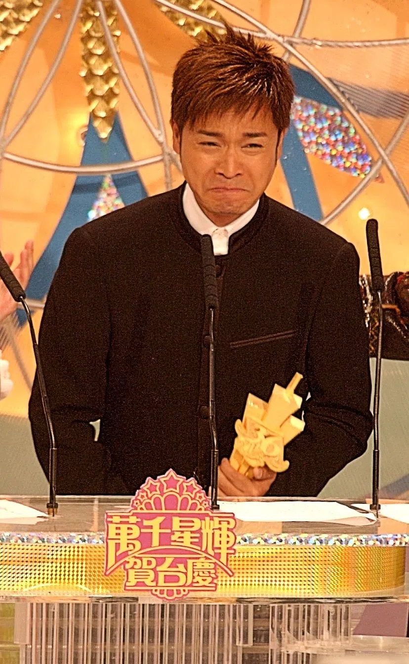郭晋安2003年凭《戆夫成龙》于无线万千星辉颁奖典礼首次摘下视帝奖项。（互联网）