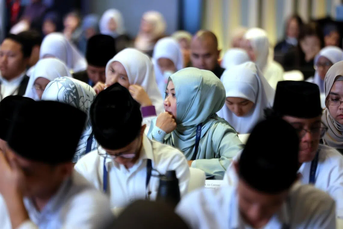 与会者在新加坡回教学院学术研讨会上参与交流与讨论，探讨回教高等教育如何在多元社会中培养具公共参与能力的宗教人才。（梁麒麟摄）