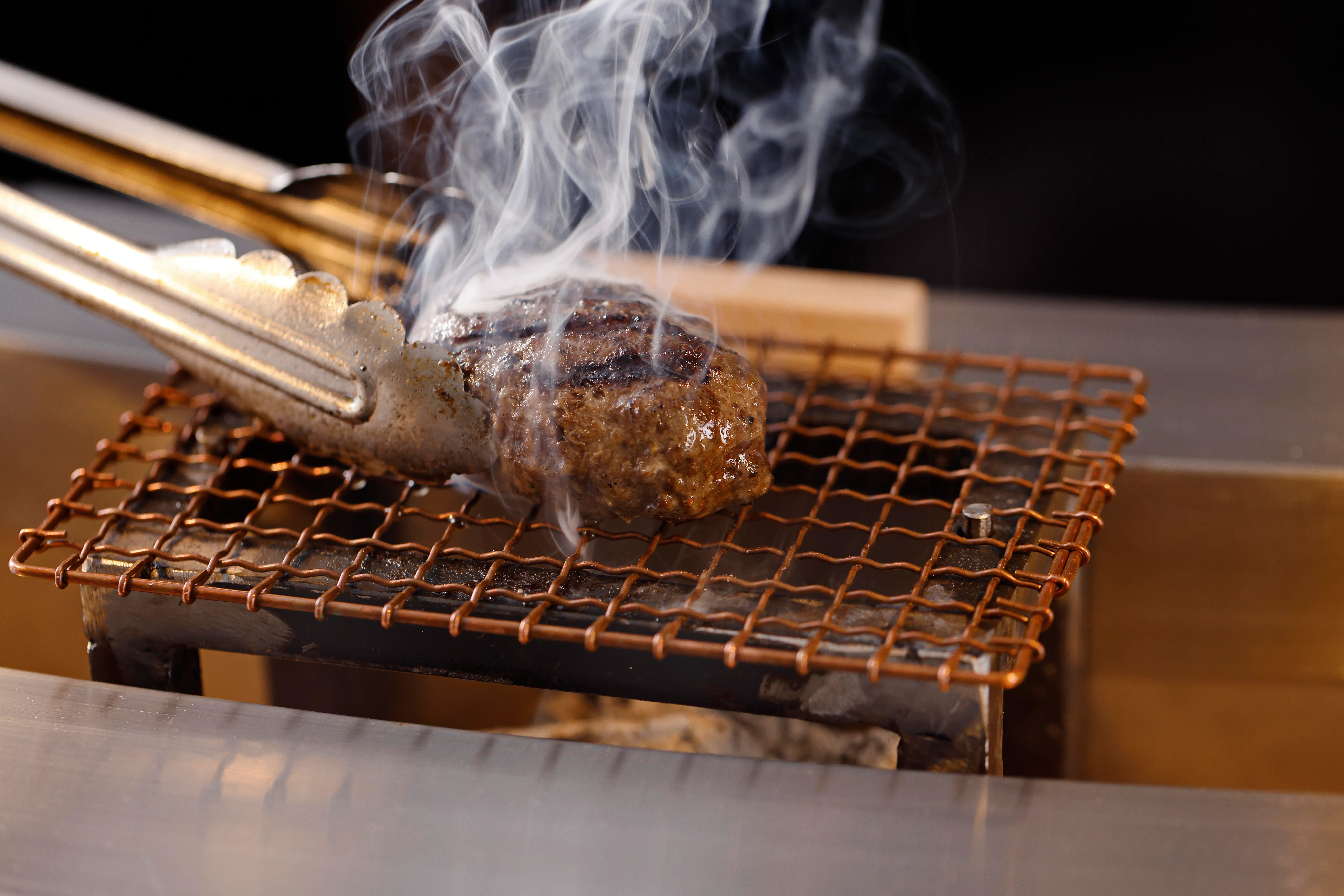 挽肉と米秉持新鲜现绞、新鲜现烤、新鲜现煮三大原则，100%纯日式牛肉制成的汉堡排每块逐一现烤。（餐馆提供）