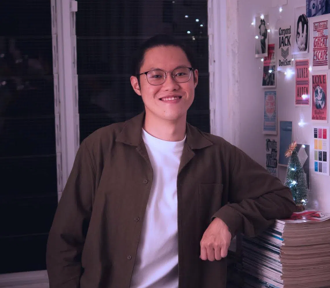 鲍俊扬自幼喜爱绘画，长期钻研画技与平面设计。他毕业于新加坡理工大学格拉斯哥艺术学院，获得设计和视觉传播学士学位。（受访者提供）