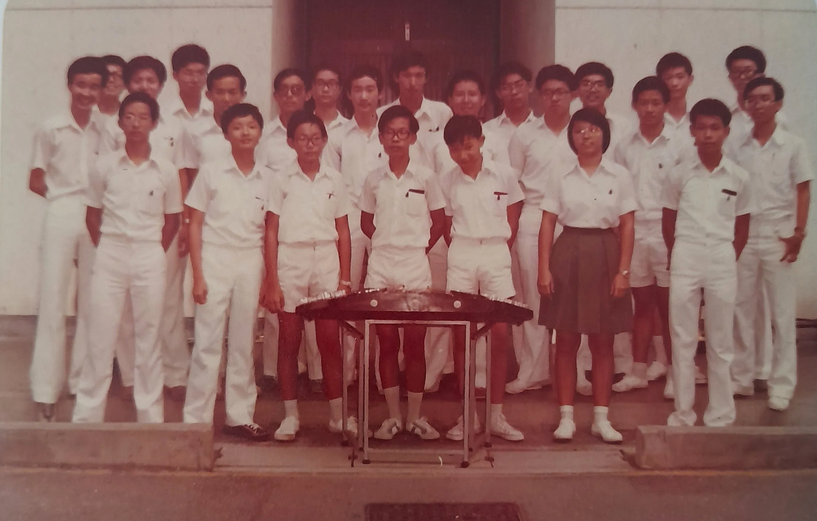 作者（前排左三）当年和莱佛士书院华乐团团员为学校年刊拍摄团体照。（作者提供）