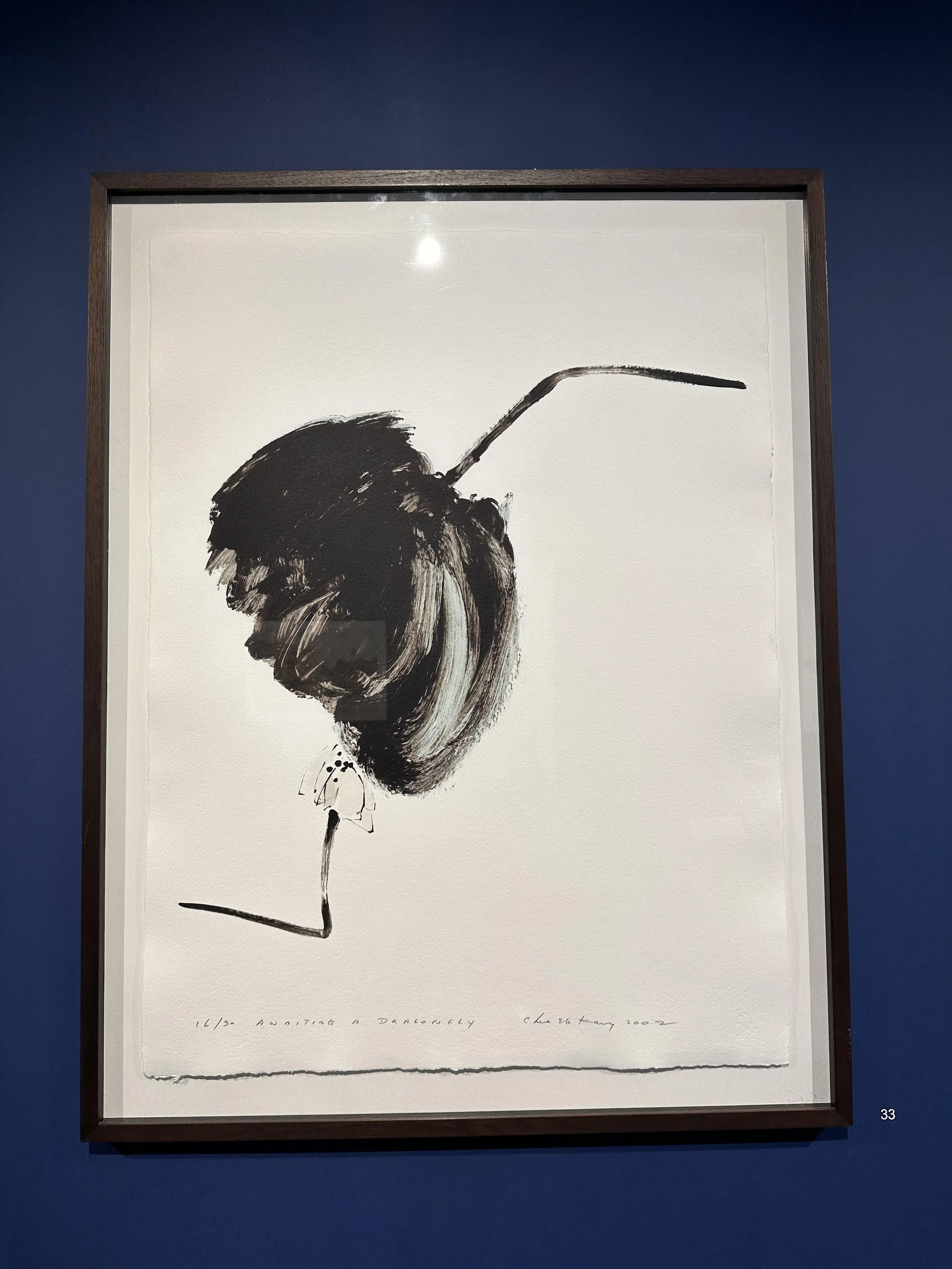 蔡逸溪的枯荷版画《等待蜻蜓》（2002）。（黄向京摄）