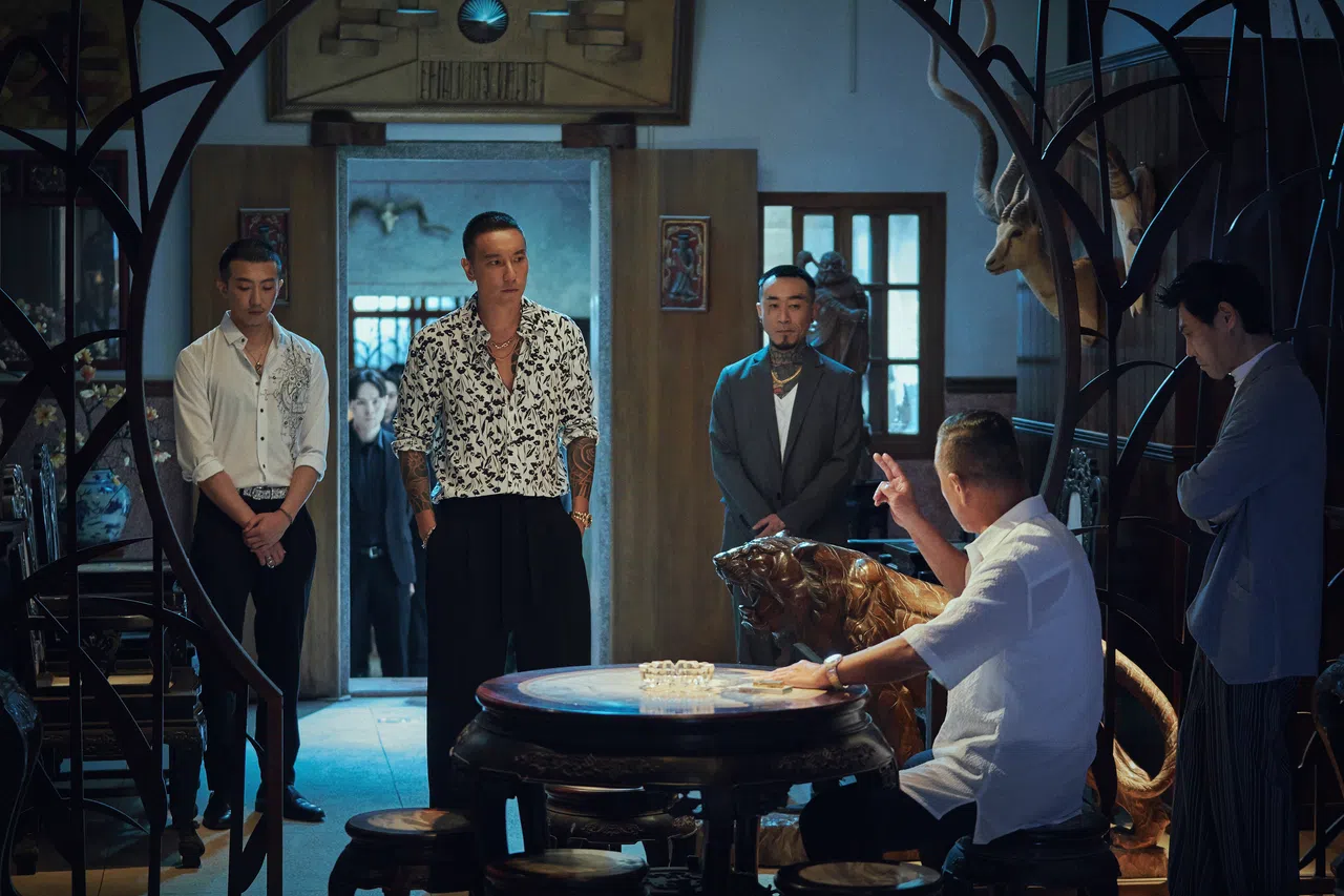 王阳明（中）在《角头—大桥头》饰演黑帮二代，造型拉风。（新加坡华语电影节提供）