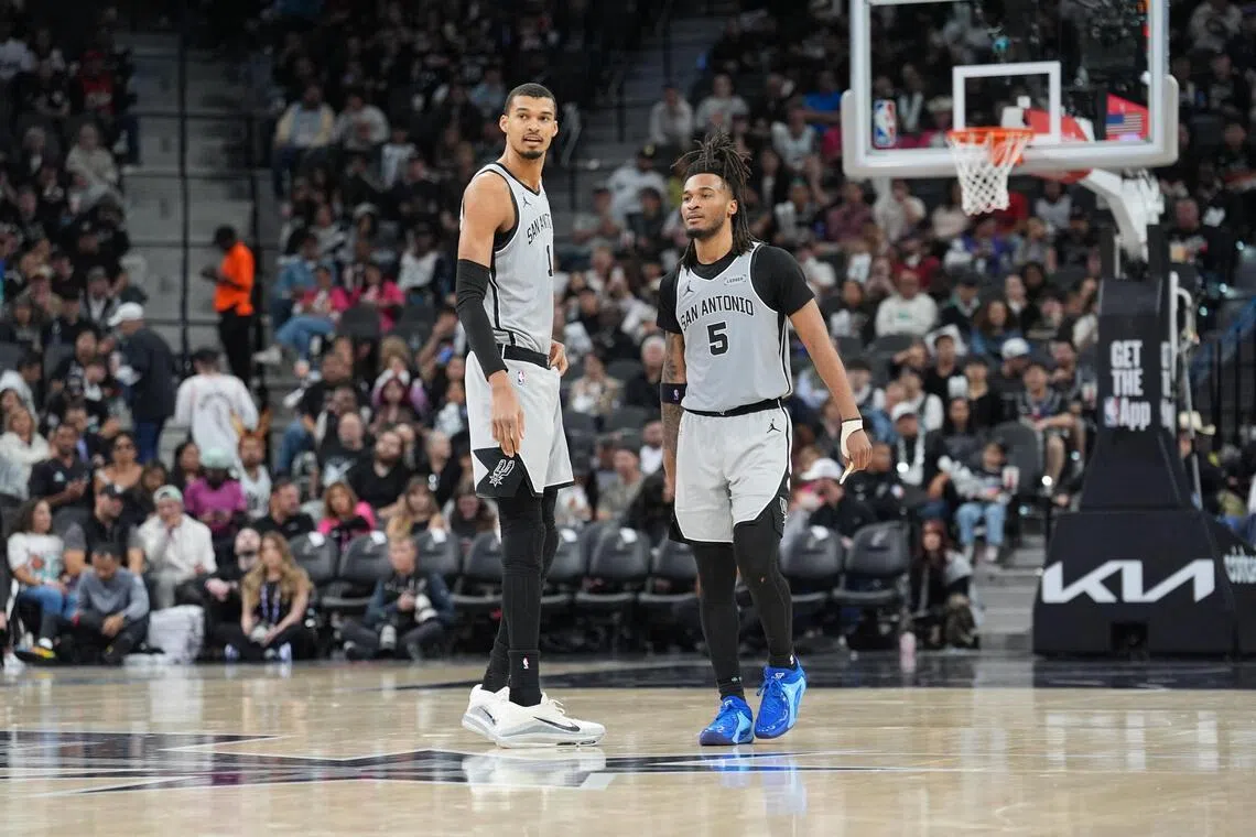 文班亚马（左）和卡斯尔（5号）帮助马刺连续两年拿到年度最佳新秀。（路透社）