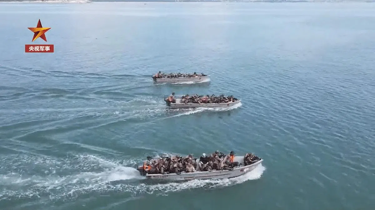 中国央视军事指，此次演练探索轻型舟艇远距离航渡登岸的作战模式。（央视军事视频截图）