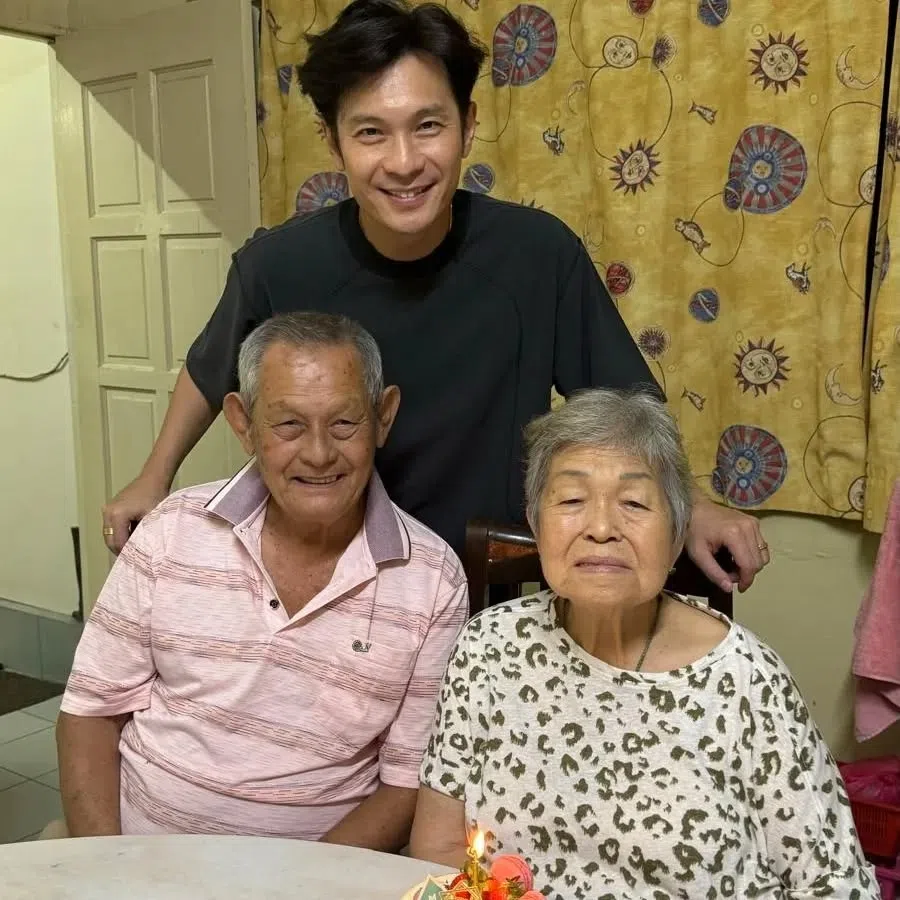陈泓宇一向很孝顺，他去年9月才回森美兰老家和两老庆祝妈妈（右）的83岁大寿。（取自陈泓宇IG）