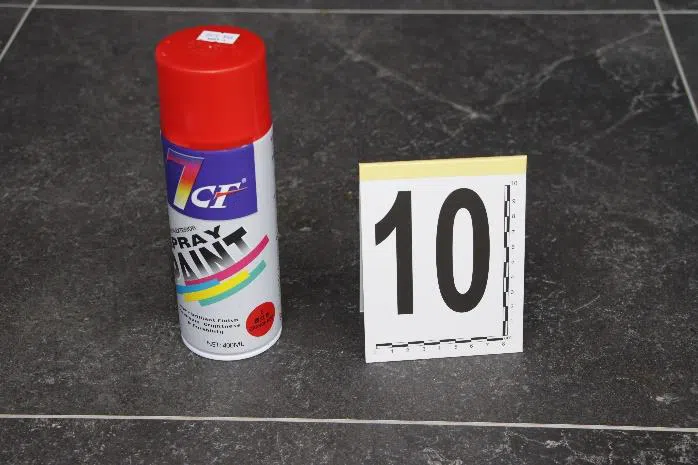 当局事后在现场起获一罐红色喷漆作为证物。（警方提供）