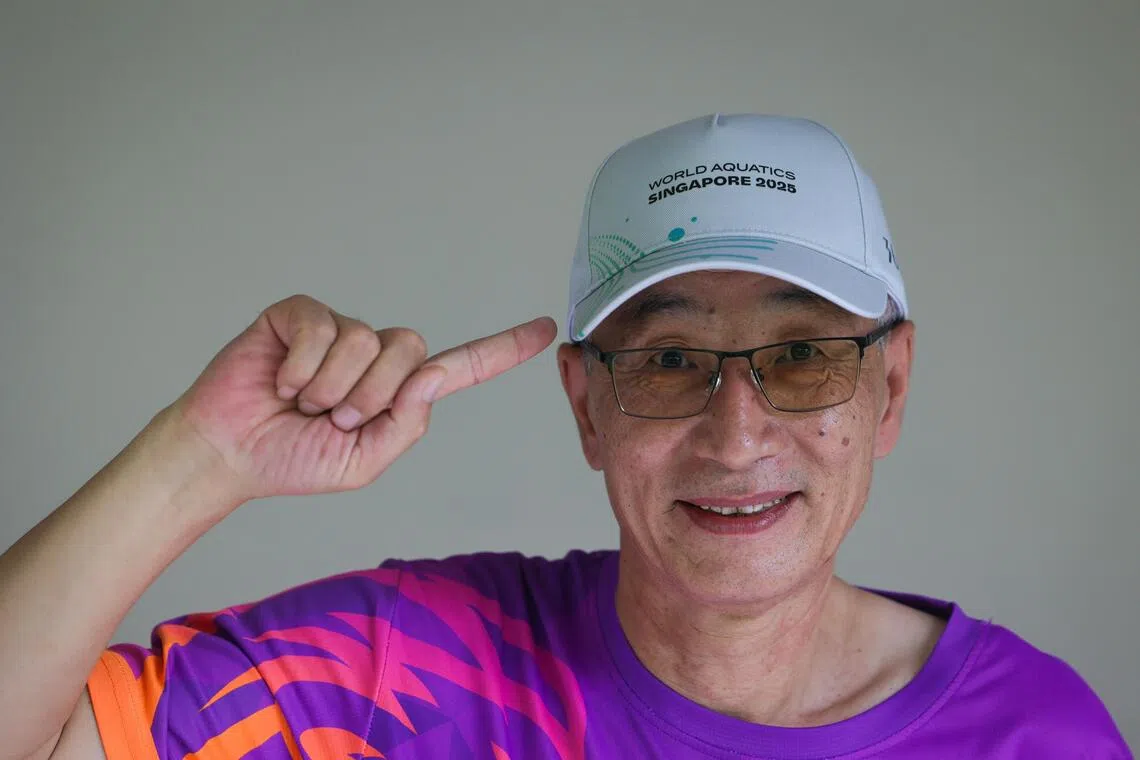 刘宗生非常喜欢这顶水上运动世锦赛的帽子。他认为，通过世锦赛，自己切身体会到作为新加坡人的集体荣誉感，加强了国家认同。（张俊杰摄）