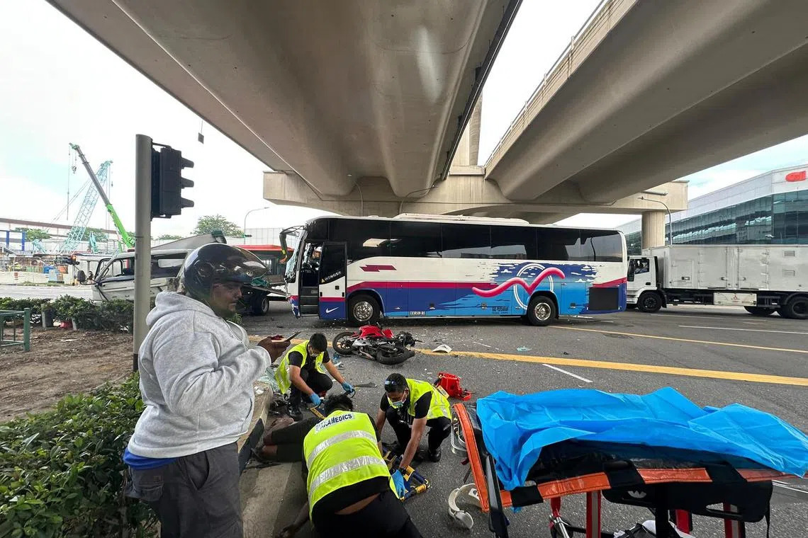 社交媒体脸书上流传的现场画面显示，现场布满许多玻璃碎片，相信来自巴士的挡风镜；一名电单车骑士则倒卧在地上。（取自脸书）