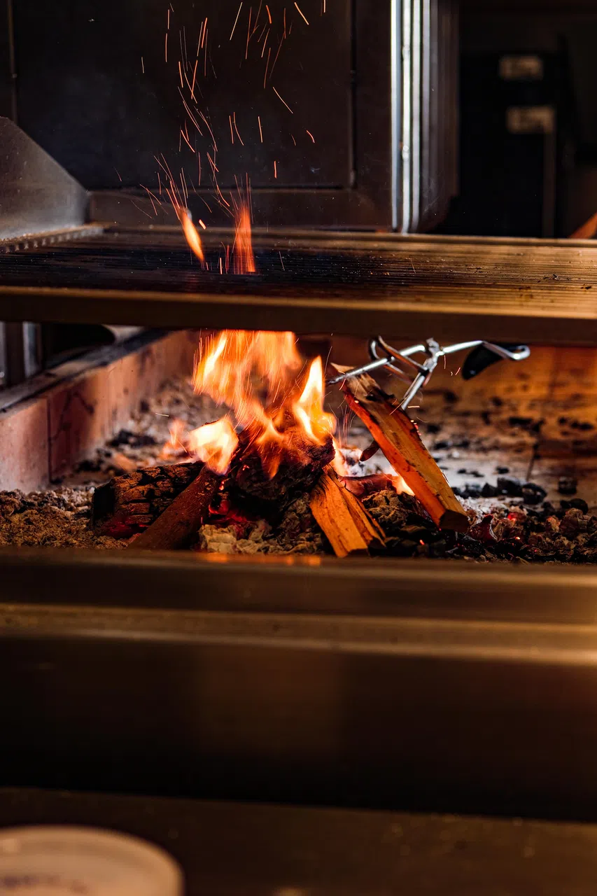 现代欧式料理餐馆Ingleside以苹果木和铁树木烧烤食材。（餐馆提供）