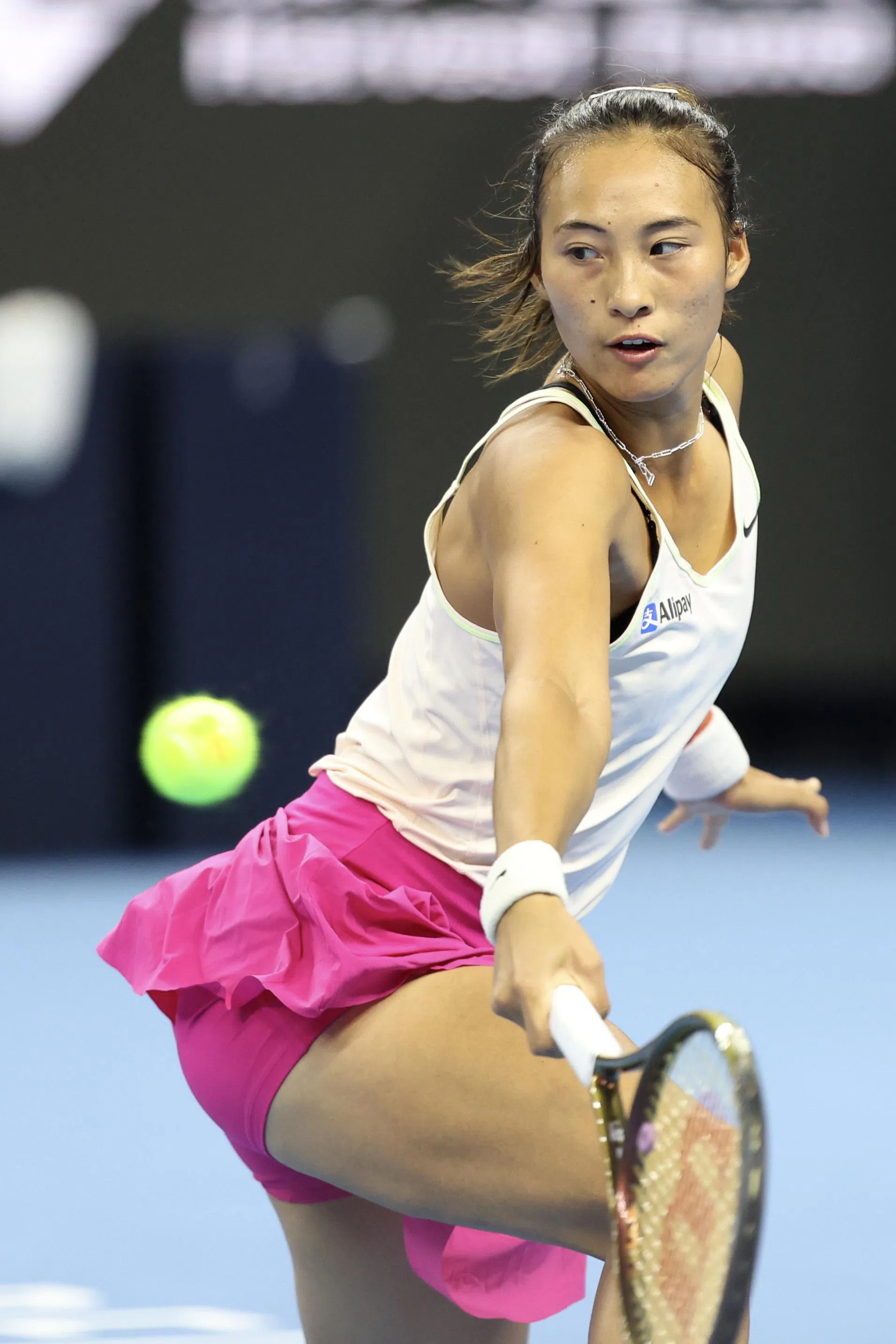 中国球员郑钦文直落两盘击败意大利名将加斯明，晋级郑州公开赛女单决赛。（中新社）