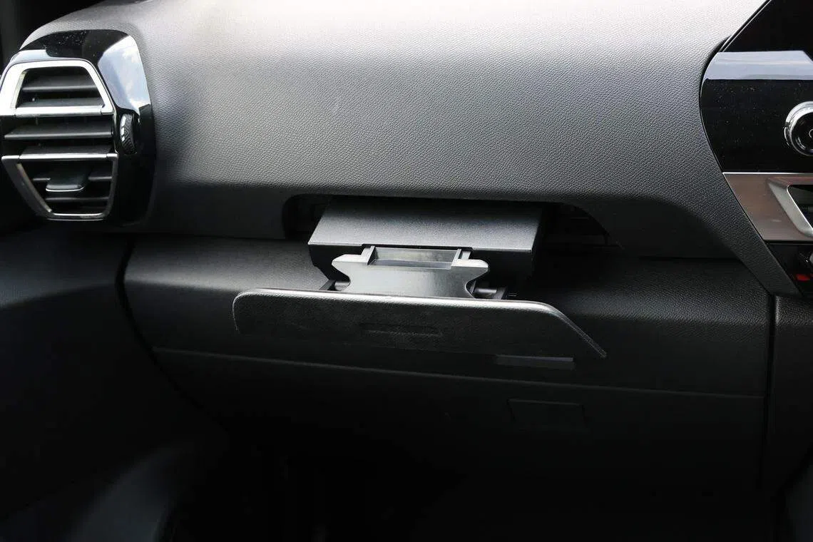 乘客可把平板电脑架在支架上，但实用性很低。（唐家鸿摄）