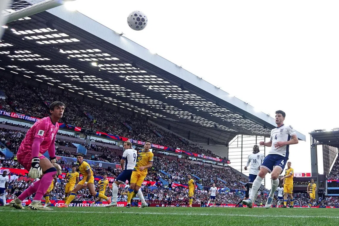 安道尔球员加西亚（中黄衣）在防守时不幸送出乌龙球。（路透社）