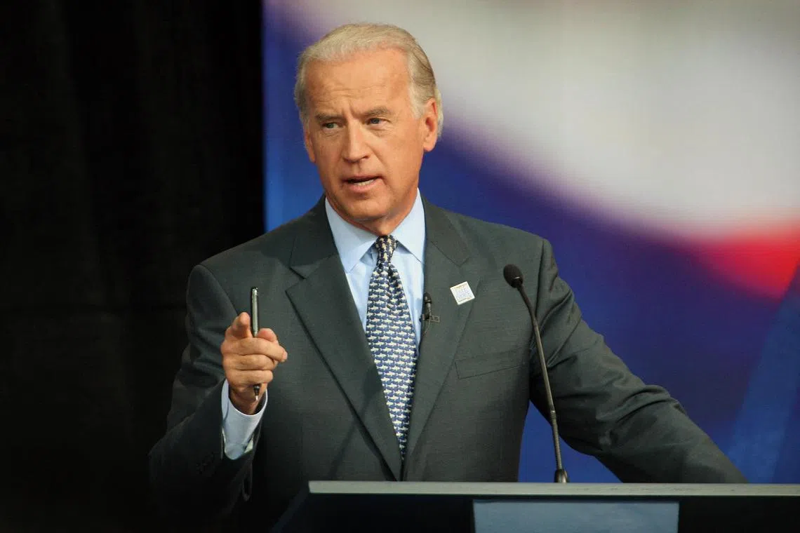 拜登在2020年当选总统之前，曾尝试在1988和2008总统选中争取党内提名。图为他2007年8月出席由美国劳工联合会—产业工会联合会（AFL-CIO）主办的民主党总统候选人论坛，与党内对手同台阐述政见。（法新社）