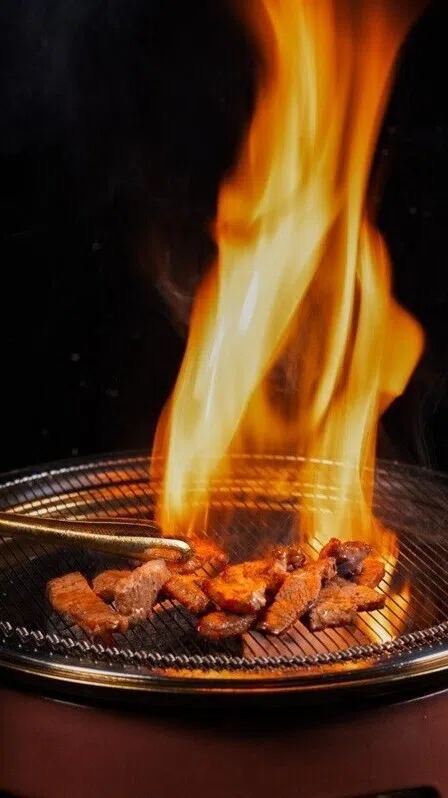 餐馆提供牛肉和猪肉的多个部位，烤出不同口感和质感。（餐馆提供）