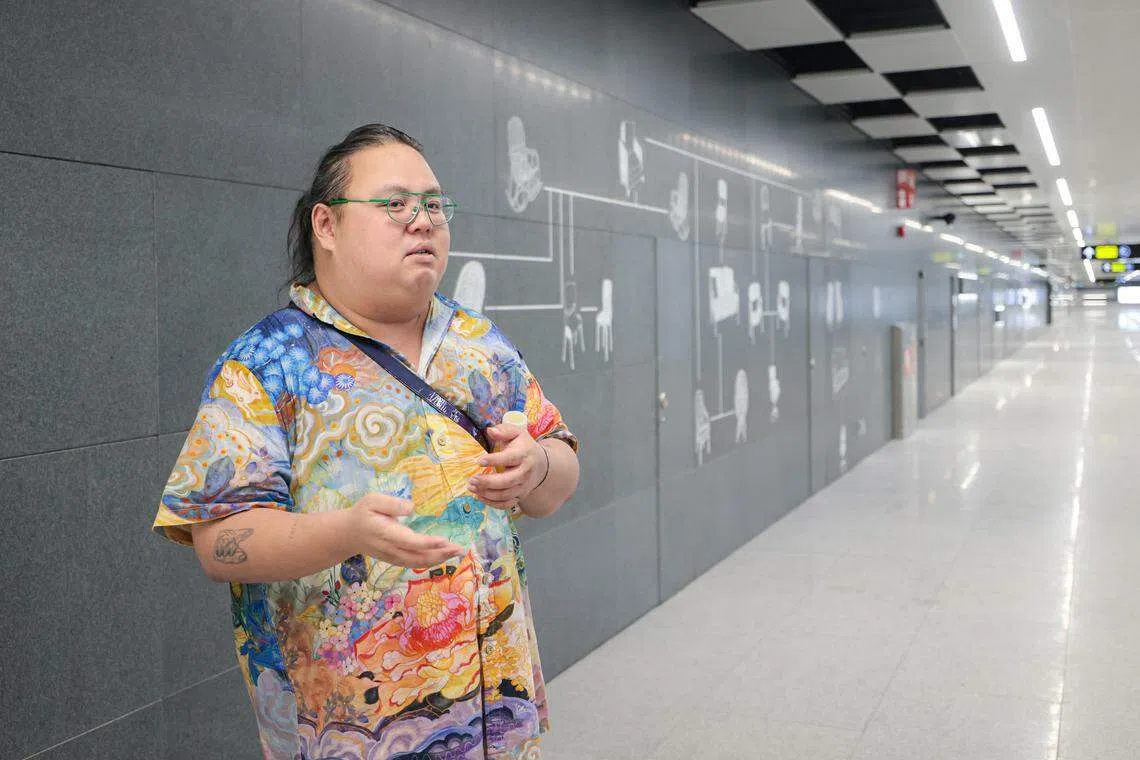 负责马林台站的艺术家陈谦毅绘制了不同款式的椅子，将它们代表马林台的每一名家庭成员，形成另类的家庭关系图。（李冠卫摄）