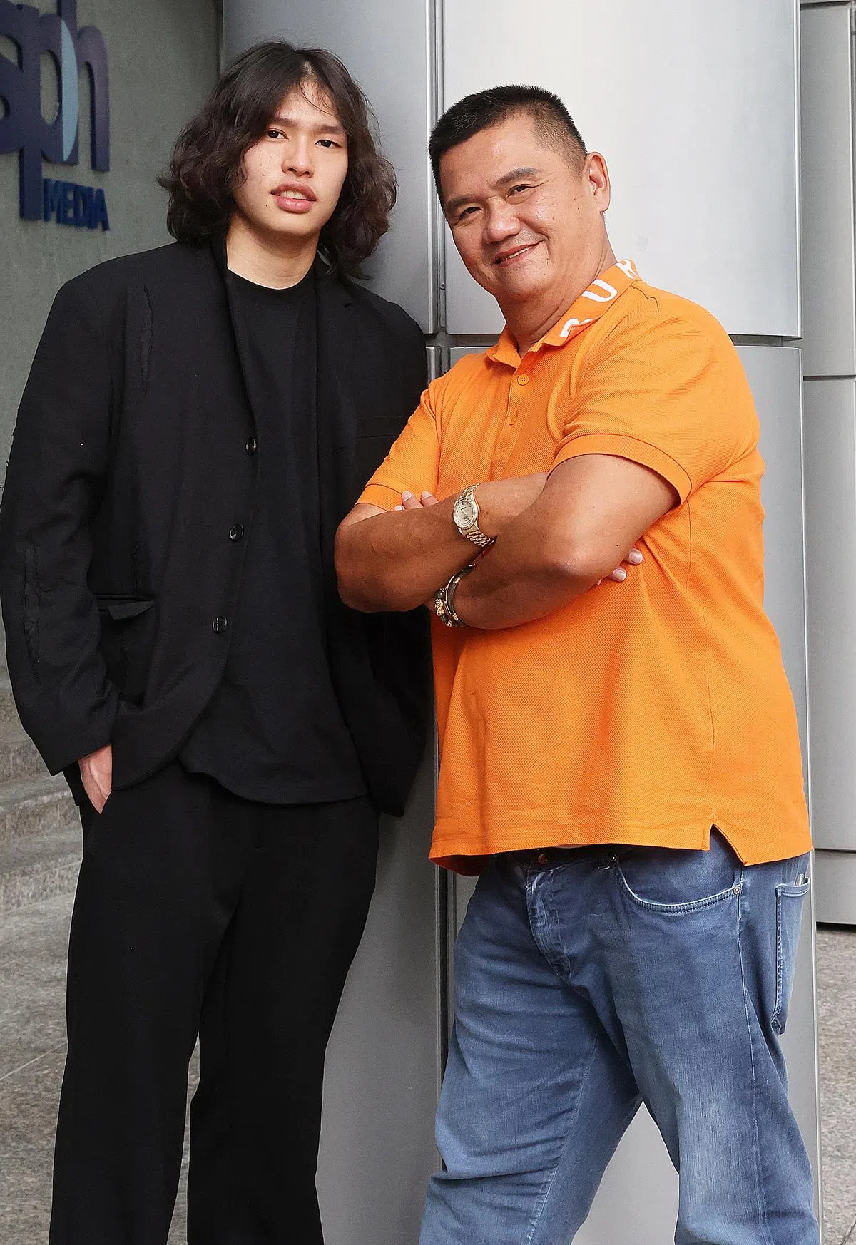 五星点心私人有限公司行政总监洪吉隆（左）年轻有为， 协助父亲洪耀东（右）实现把五星级点心平民化的事业目标。（蔡振鸿舍摄）