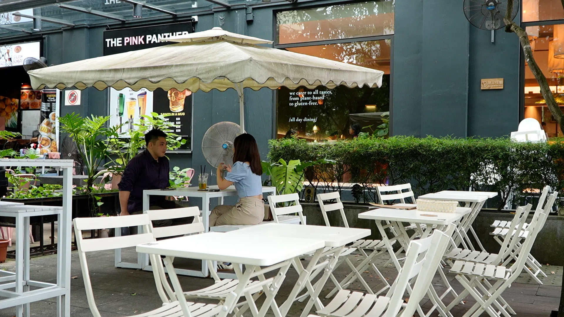 Kopi Date帮助用户策划一对一约会，每次约会都在指定的咖啡厅，让双方可以边喝咖啡边聊天破冰。 （视频截图）