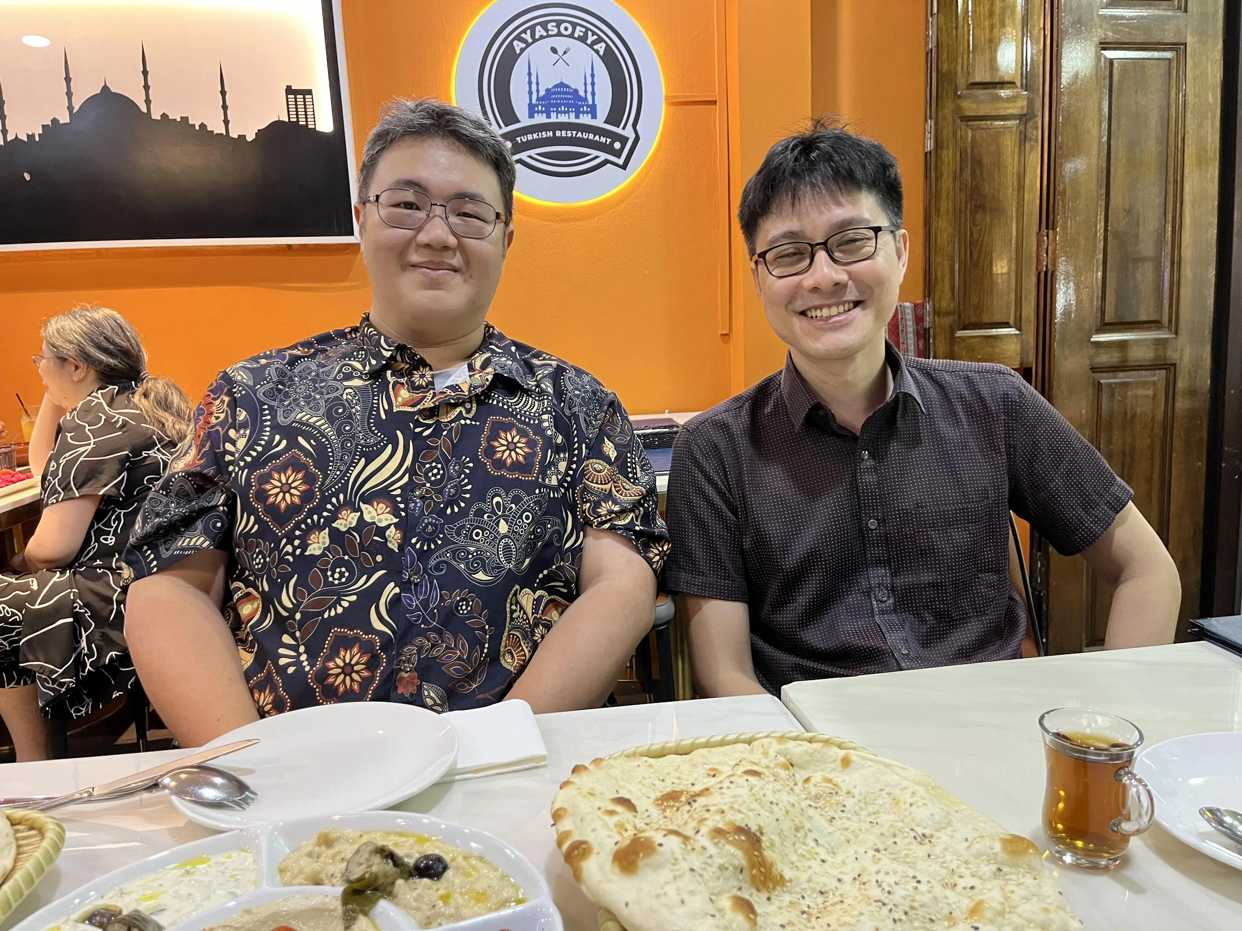 开发团队只有五人，游戏总监黄振业（右）说每个人都要身兼多职，灵活应对。左为首席画师朱兆明。（Team Project Lunch提供）