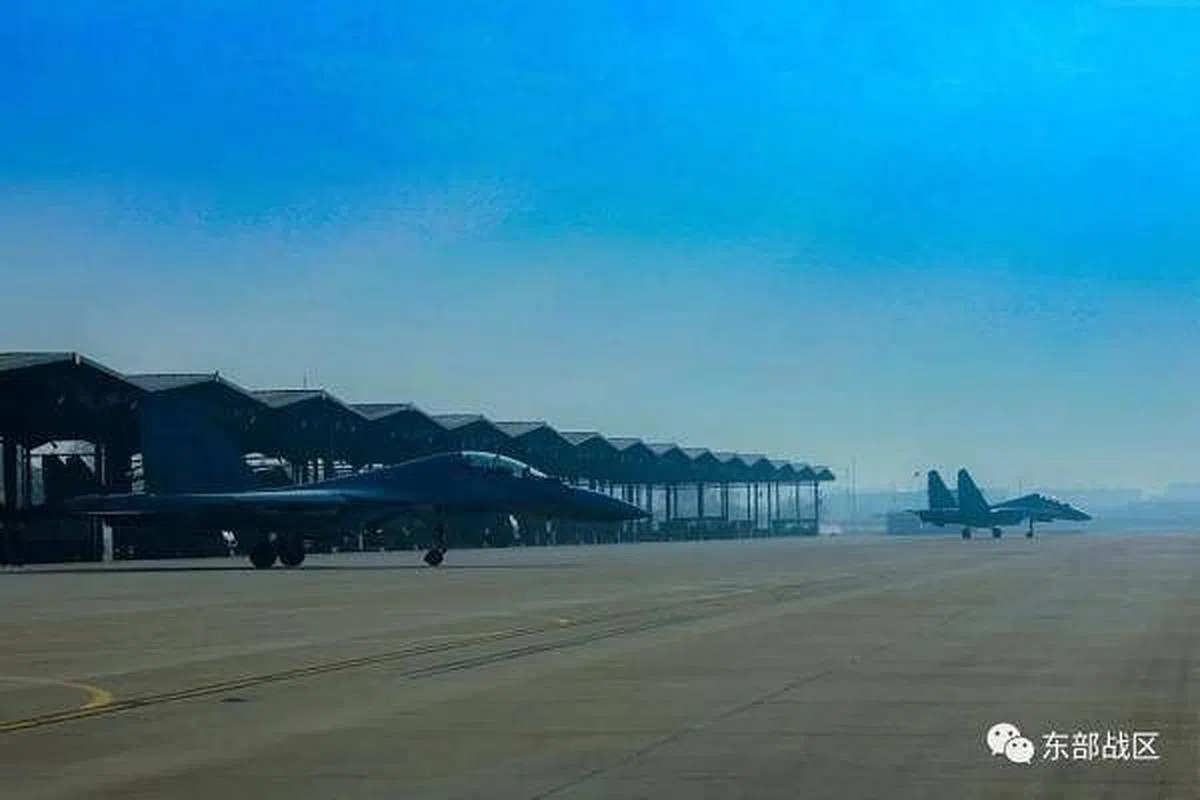 东部战区发布的图文消息称，初冬时节，空军航空兵某旅组织跨昼夜飞行训练，多批多架次战机连续出击。（东部战区微信公众号）