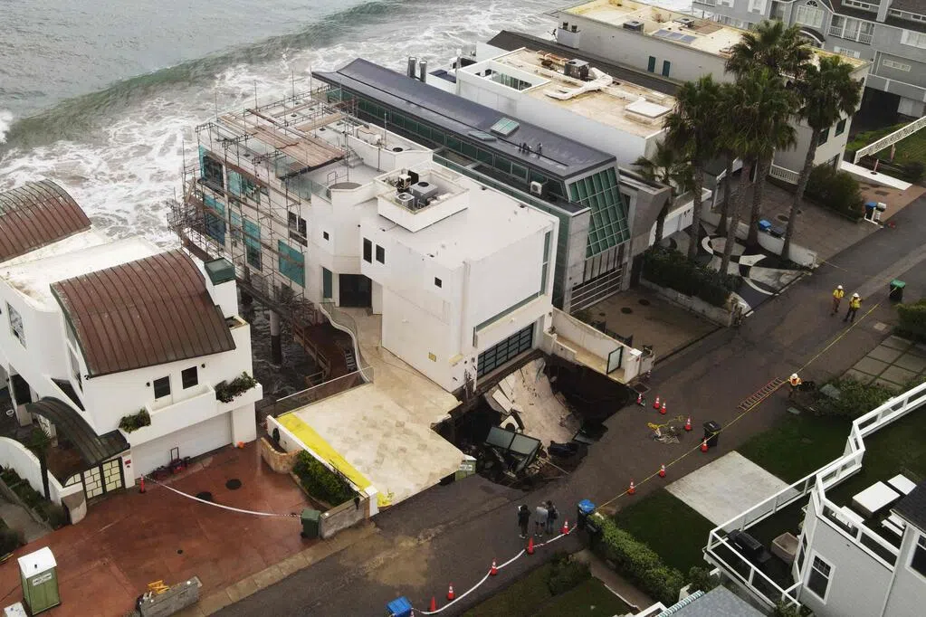 巨浪冲击加州马里布海滨住宅区 地面形成天坑车道坍塌
