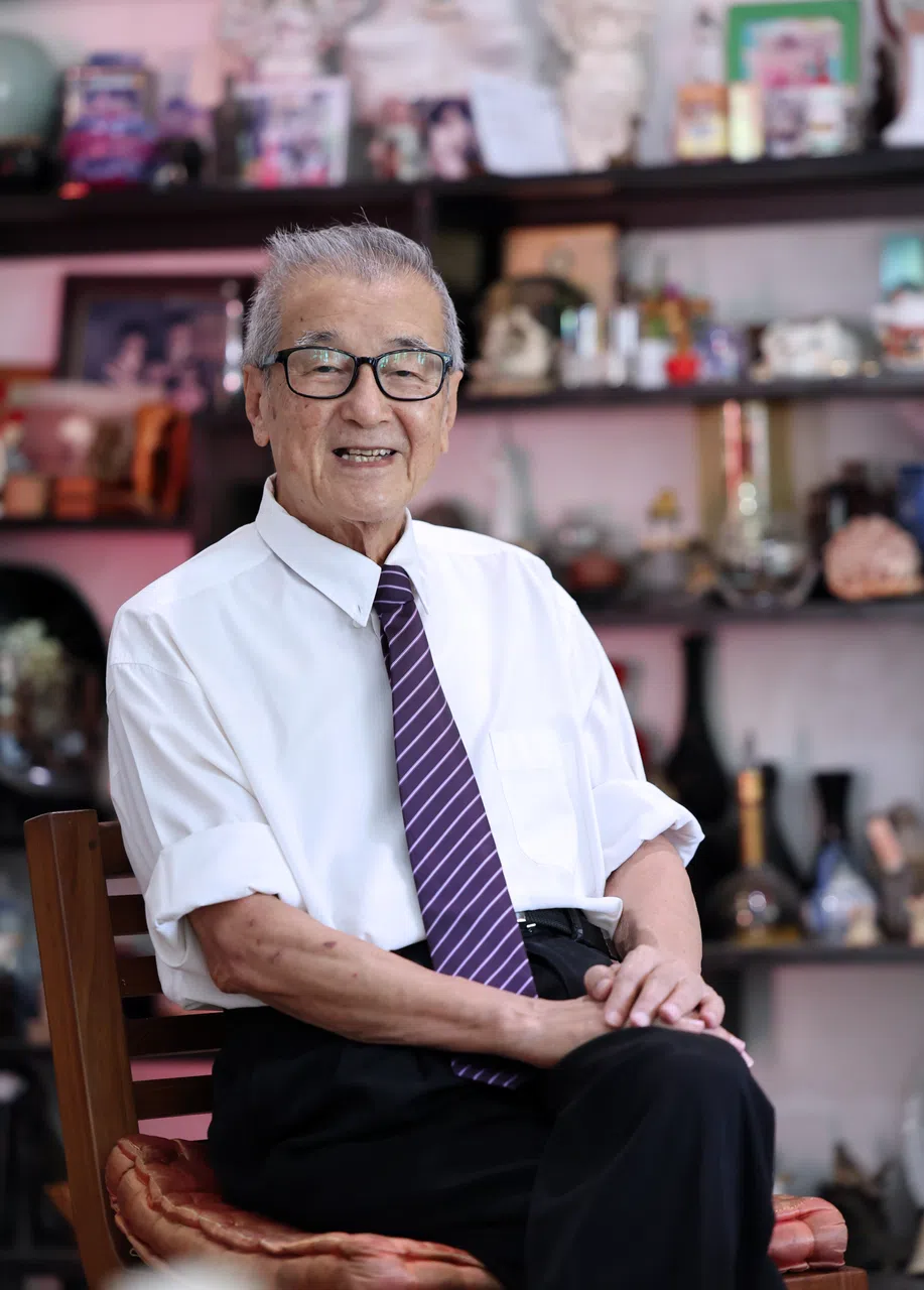 黄锦西2022年6月22日接受早报100口述历史项目采访时摄于住家。他再于今年6月及11月间分别于大巴窑报业中心与住家三次接受《报人长影》系列节目视频专访。（梁麒麟摄）