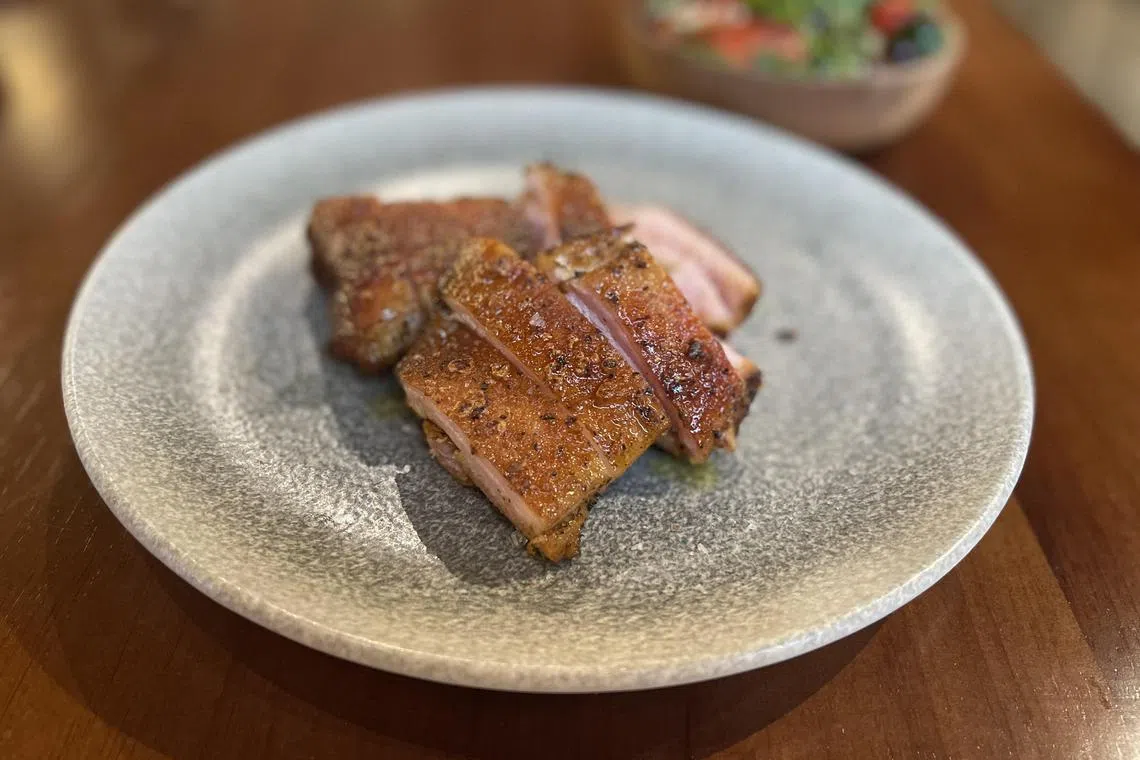 Griglia Katong的烤猪肉香嫩多汁。（黄靖晶摄）