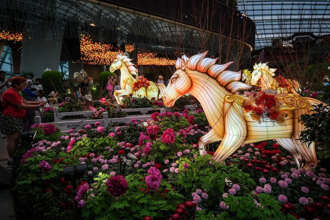 八匹马的做工精细，大小如同真马，由来自中国四川自贡的工匠制作。（曾坤顺摄）