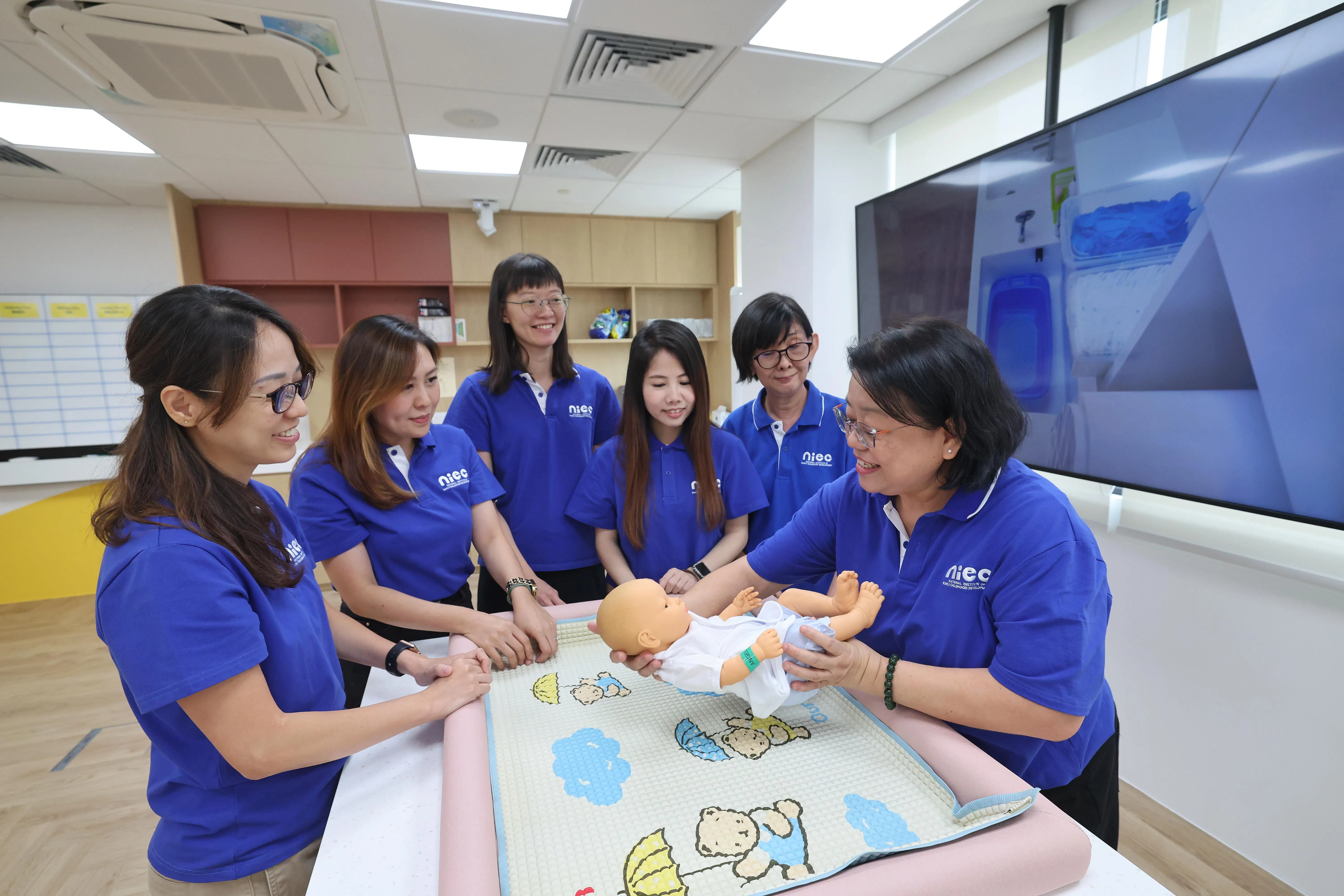 新延续教育中心设有两间婴幼儿保育培训教室，各配备四个换尿布台和清洗槽等设备，配置与本地婴儿托管中心相同，方便学员练习与适应实际工作环境。（唐家鸿摄）