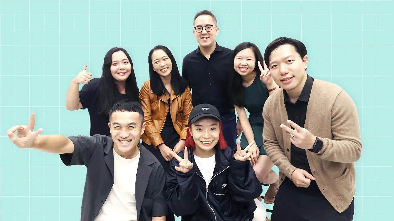 《三言两语》播客制作团队，前排左起：陈宇昕（节目主持）、王宇晨（网站设计）、卞和（编导）；后排左起：王雯镱（编导）、吴芮珑（赞助协调）、黄子琛（项目指导）、李宜倩（编导）。（联合早报）