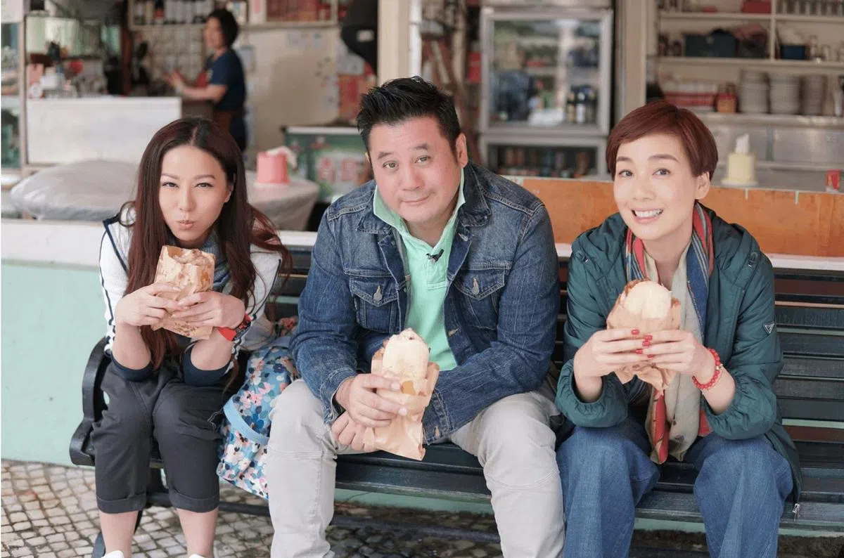 滕丽名（左起）、麦长青、江美仪曾为美食节目到访本地的牛车水和中峇鲁的菜市场。（节目照）
