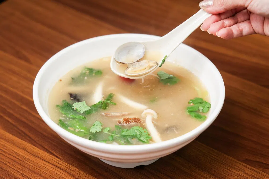 五加皮酒蛤蜊汤，配料足，五加皮酒带来一股诱人醇香。（卓祾祎摄）