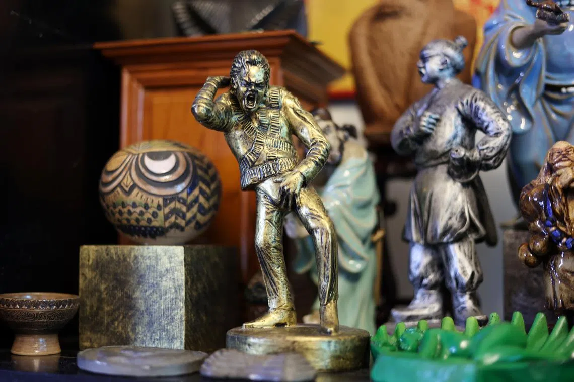 陈更生热爱陶艺。这是他用陶土制作的迈克杰逊雕塑。（郑一鸣摄）