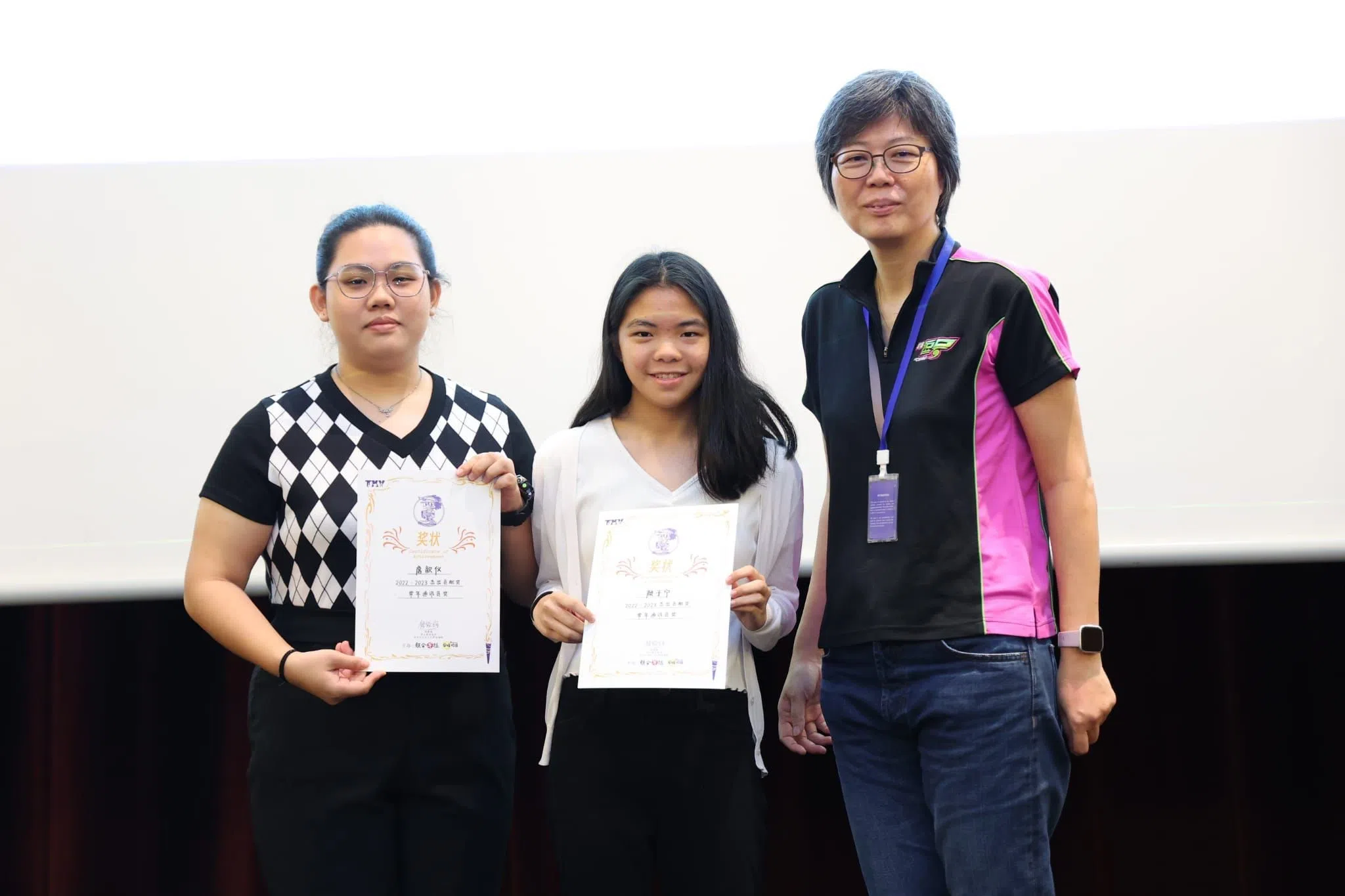 颜子宁（中）在联合学生通讯员俱乐部40周年庆兼颁奖与交接典礼上获颁最佳专题奖，与颁奖的新报业媒体华文媒体集团社长李慧玲（右）合影。（林明顺摄）